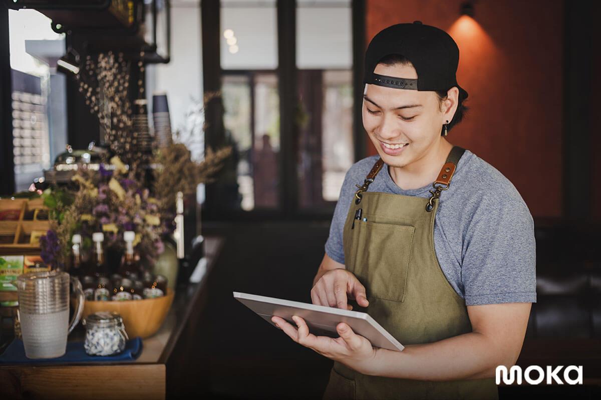barista mengecek laporan