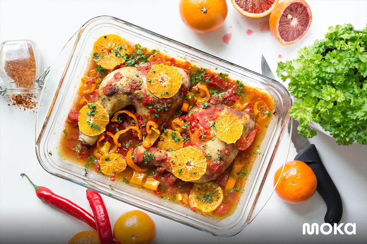 makanan dengan plating yang cantik dan bahan-bahan dari cabai dan jeruk.