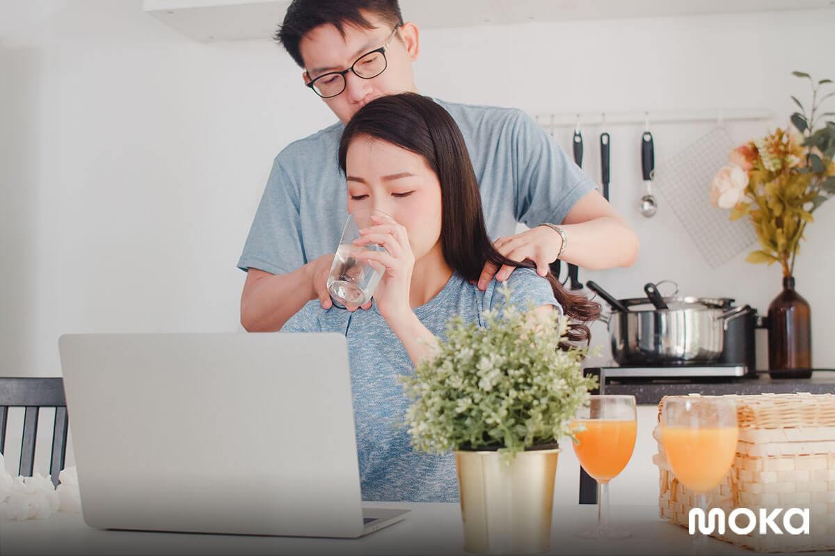 istirahat dari bekerja dan minum air putih