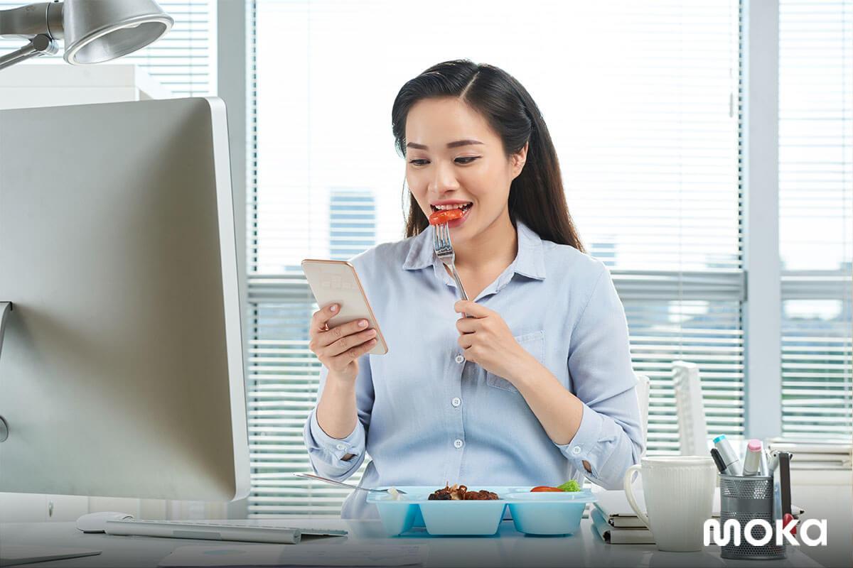 makan siang sambil main HP