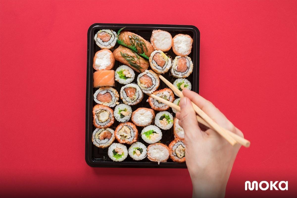 makan sushi - makanan jepang
