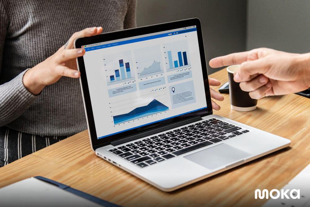 melihat laporan penjualan suatu bisnis - Panduan Lengkap Memilih Aplikasi Kasir Terbaik untuk Bisnis Anda