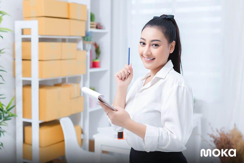 menegcek ketersediaan stok di gudang - Tips Menggunakan Aplikasi Stok Barang Gratis untuk Bisnis Kuliner