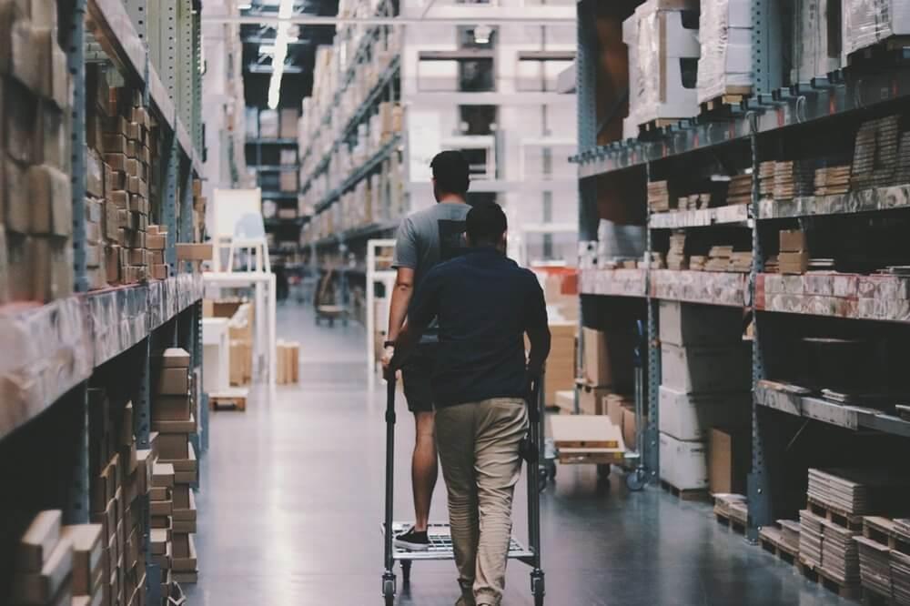 mengecek ketersediaan inventaris - manajemen inventaris bisnis
