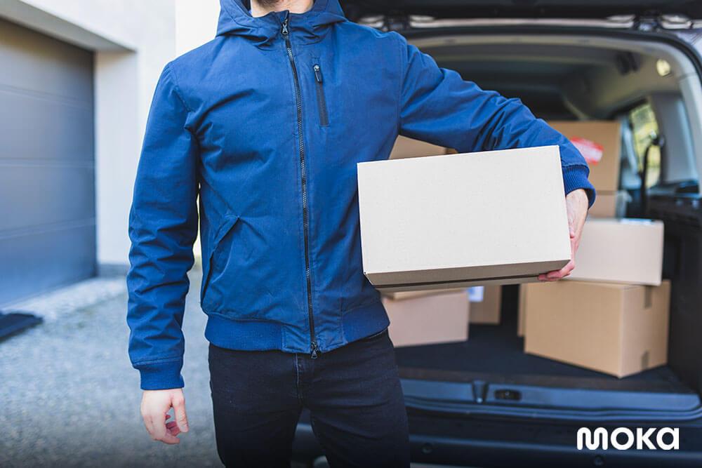 mengirim paket kepada pelanggan (2) - kemasan produk