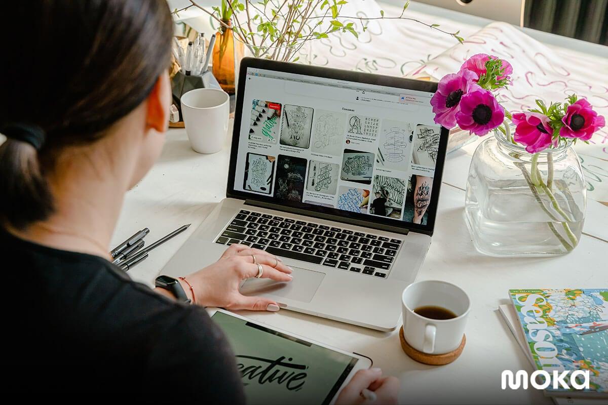 pebisnis wanita menggunakan laptop