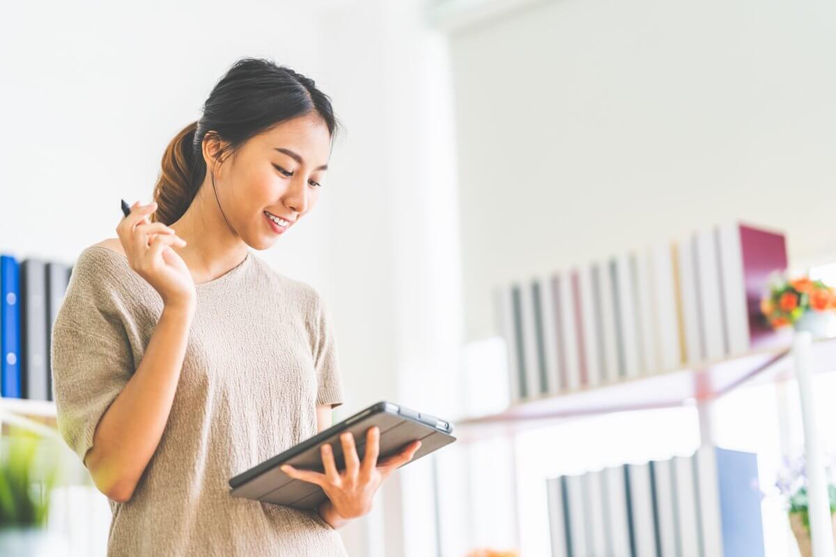 pemilik bisnis mencatat inventaris