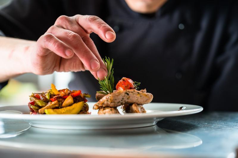 Plating Makanan: Panduan Praktis untuk Tampilan Hidangan yang Memukau