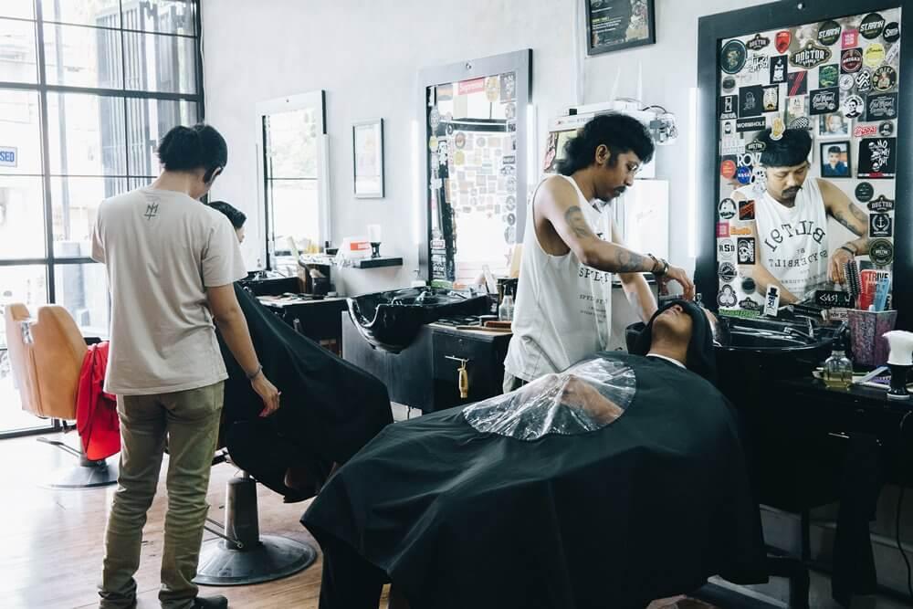 Doctor Barber Barbershop Gaul Langganan Pesepak Bola Makassar (2)