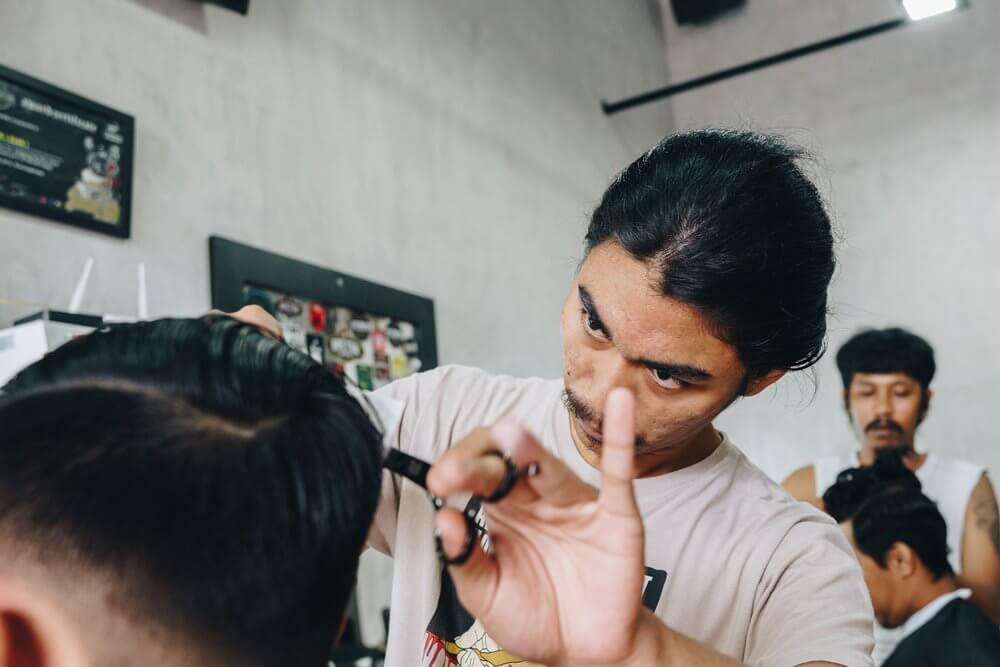 Doctor Barber Barbershop Gaul Langganan Pesepak Bola Makassar (3)