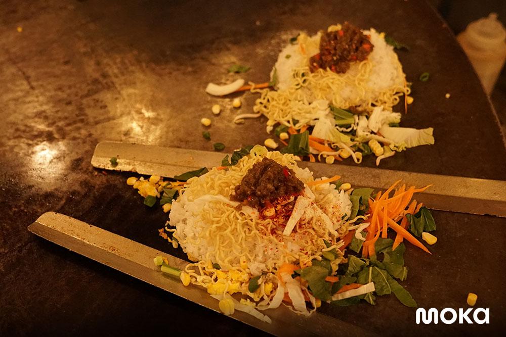 Nasi Goreng Simongol Bandung, Cara Memasak yang Unik Bikin Viral! (2)