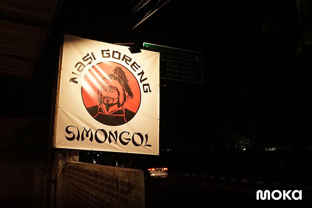 Nasi Goreng Simongol Bandung, Cara Memasak yang Unik Bikin Viral! (3)