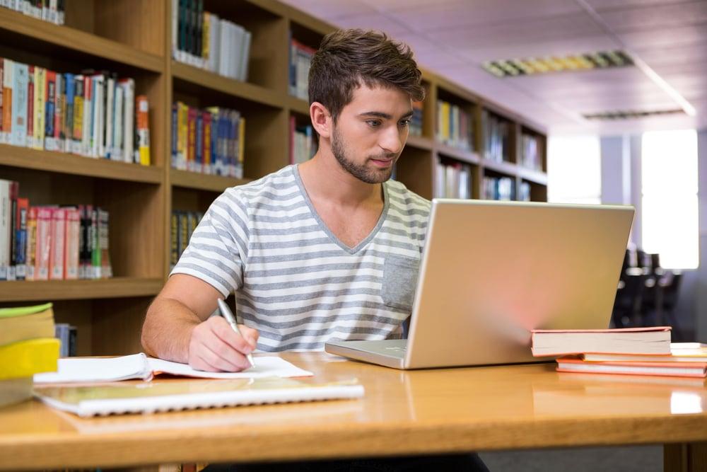 belajar dengan laptop - belajar di kampus - Ide Bisnis Modal Kecil yang Cocok untuk Kaum Milenial