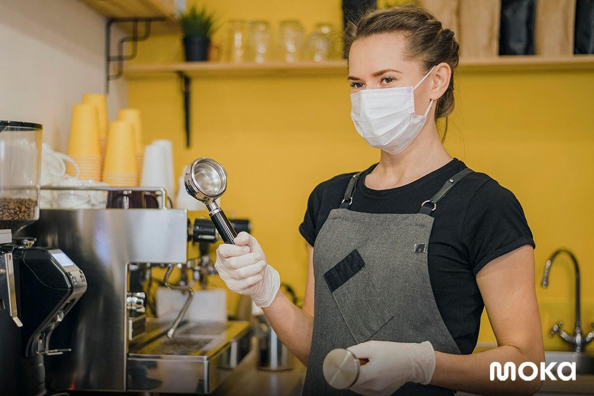 barista menggunakan masker di kedai kopi - Strategi Bisnis di Era New Normal