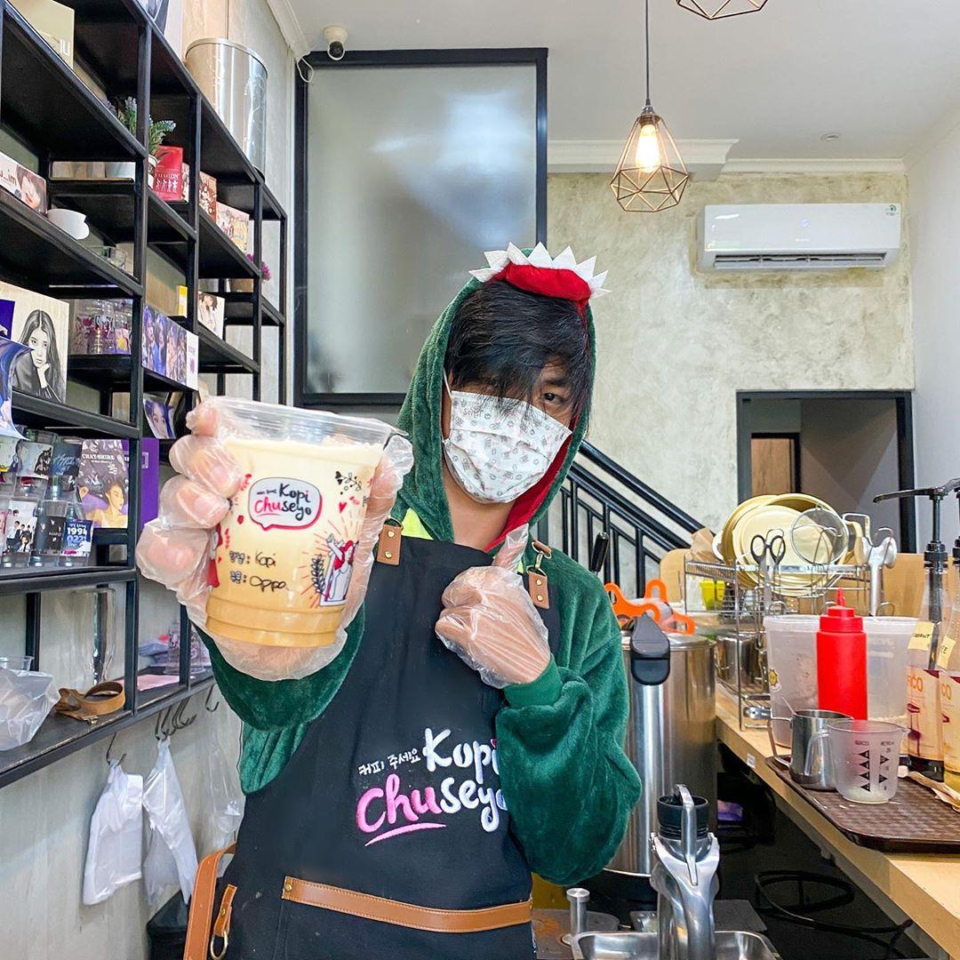 barista sedang membuat kopi chuseyo
