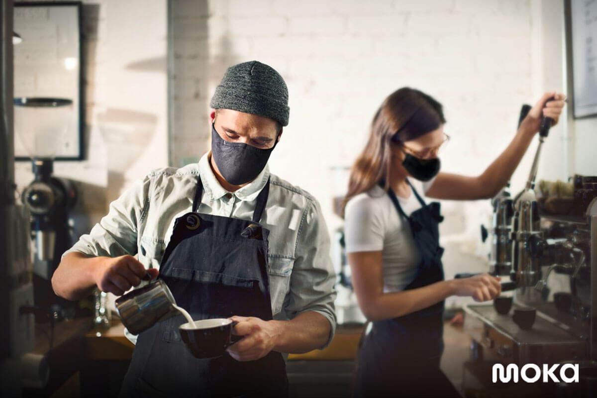 bekerja di kedai kopi - barista sedang membuat kopi - 15 Contoh Nama Kedai yang Menarik Perhatian Pelanggan, Keren!