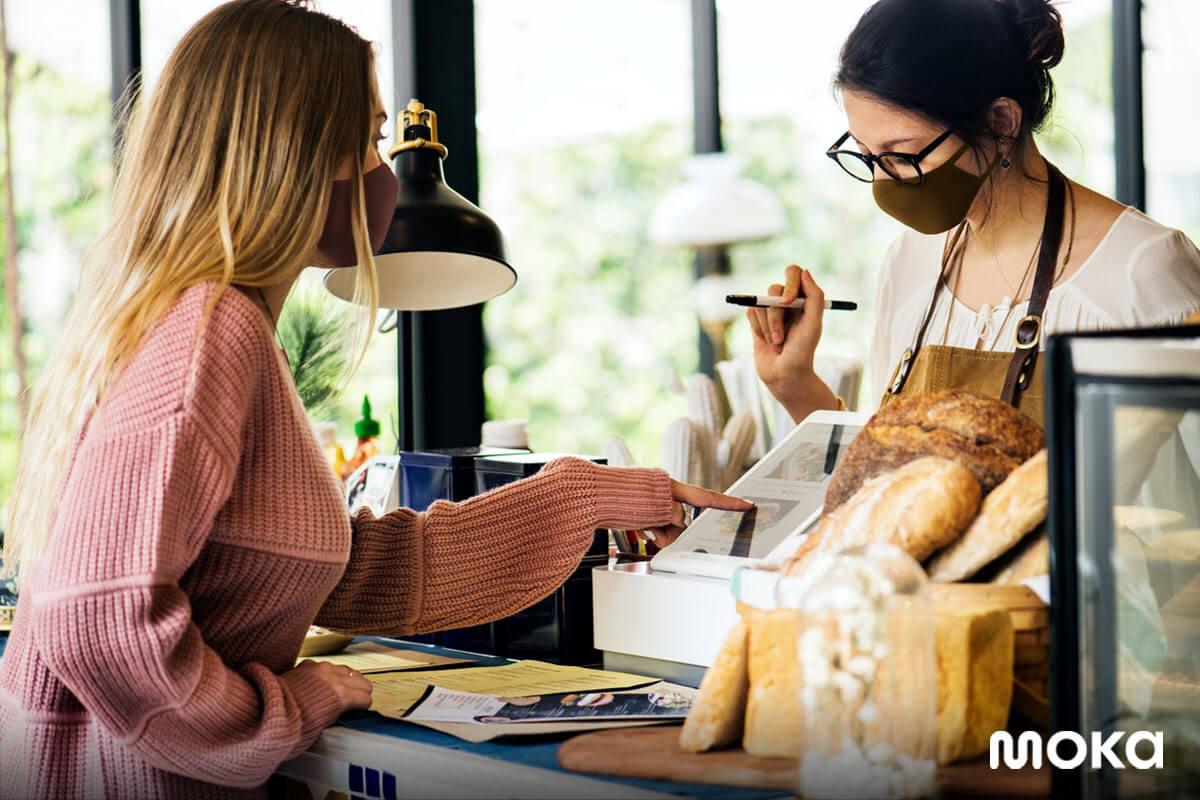 bekerja di kedai kopi - barista sedang membuat kopi - barista sedang melayani pelanggan