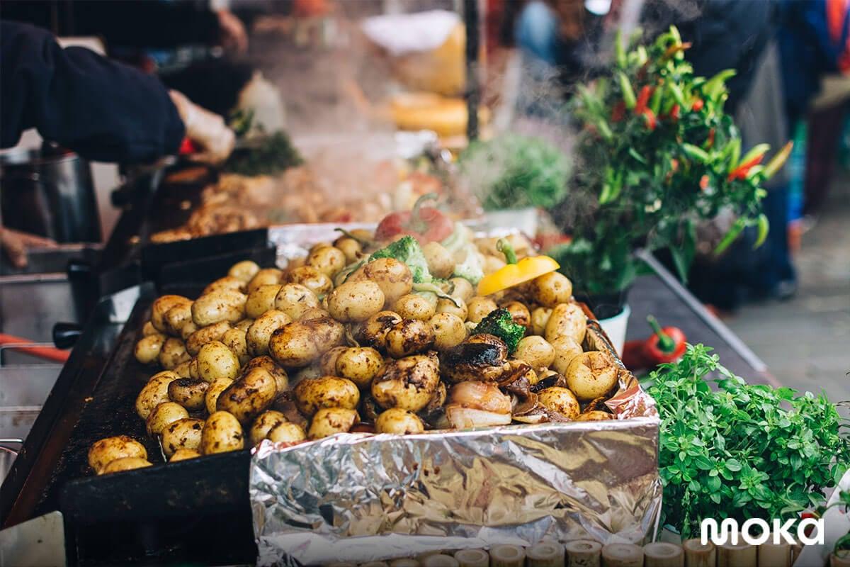 gunakan efek kepulan asap untuk makanan jalanan atau street food untuk menggugah selera pelanggan.