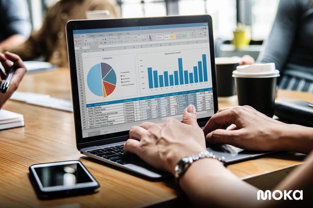 menegcek laporan penjualan dengan menganalisis data - Manfaat Aplikasi Kasir untuk Bisnis Kecil dan Menengah - membuat invoice