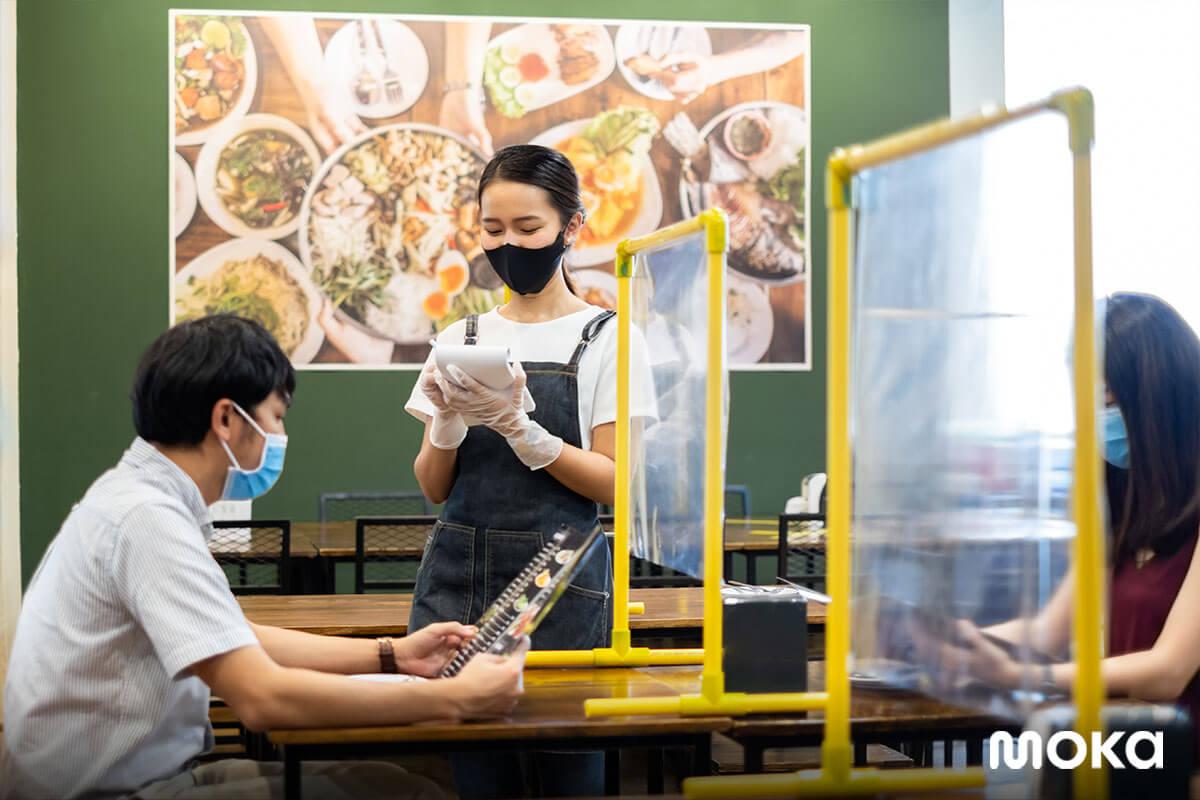 menerapkan physical distancing ketika berada di restoran