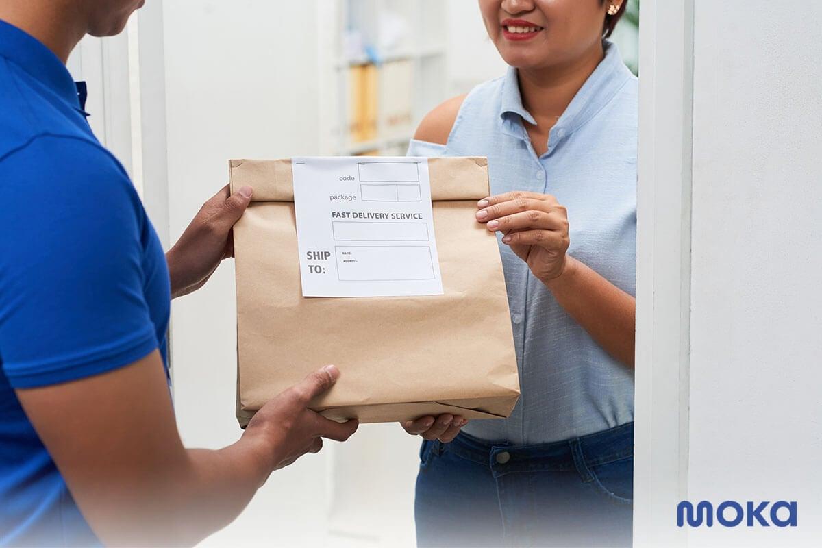 menerima paket dengan memerhatikan protokol kebersihan (2) - kemasan produk