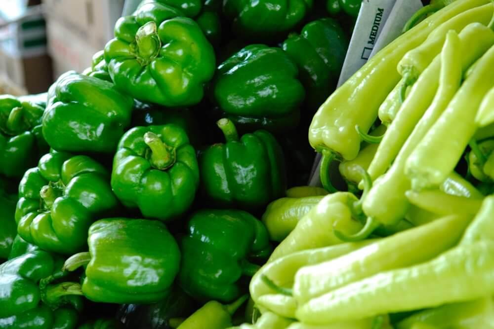 mengecek ketersediaan bahan baku makanan di gudang - manajemen inventaris bisnis