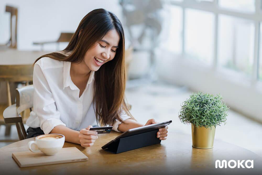 mengecek laporan penjualan dari aplikasi kasir gratis - tips merekrut akuntan terbaik - membuat invoice