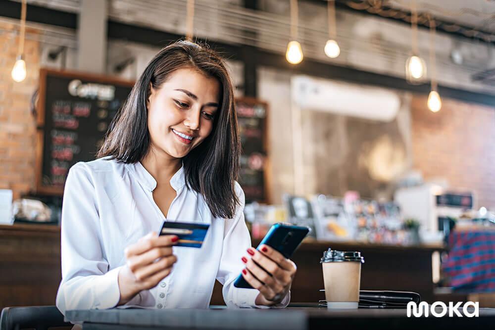 menggunakan kartu kredit atau debit untuk membayar belanjaan - 9 Cara Ampuh Tingkatkan Loyalitas Pelanggan