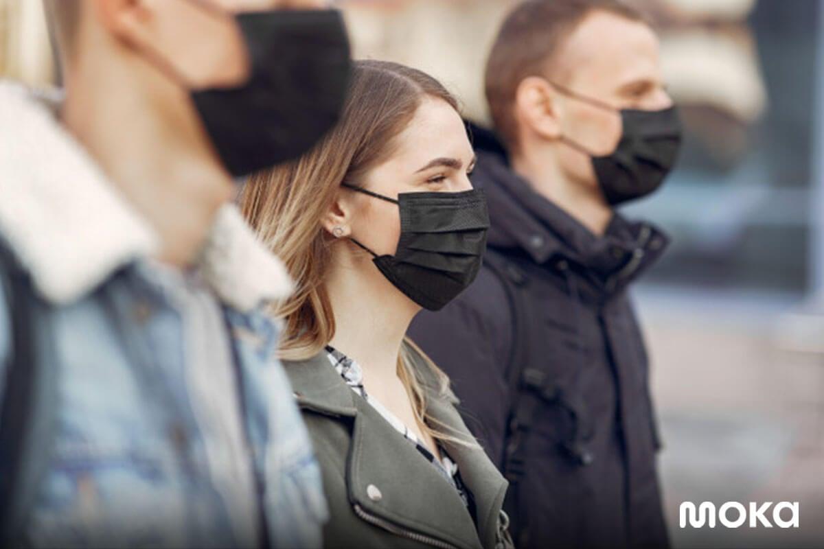 menggunakan masker ketika bekerja di luar rumah