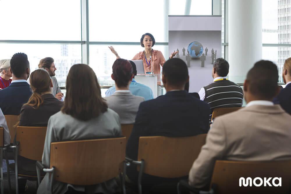 mengikuti seminar bisnis - menjadi pemimpin yang baik