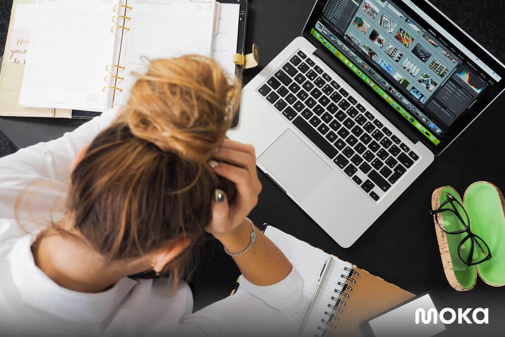 pebisnis sedih, kecewa, stres - Tips Finansial untuk Pebisnis