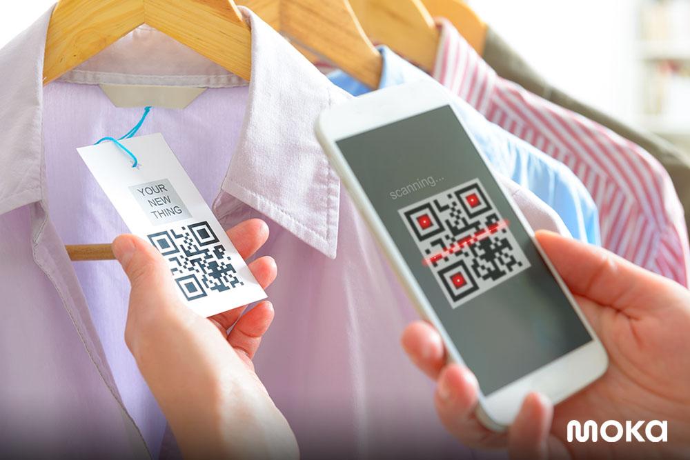 pembayaran digital dengan scar QR code di name tag - tren mobile payment di Indonesia