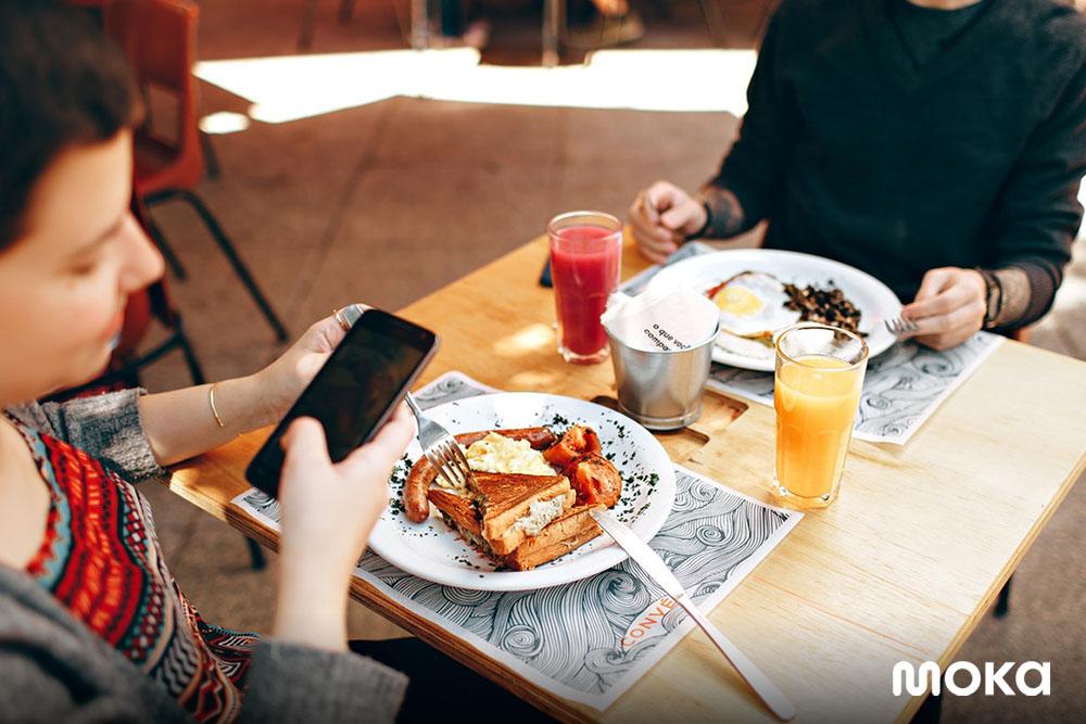 perlengkaan bisnis food truck berupa meja kursi sendok garpu piring