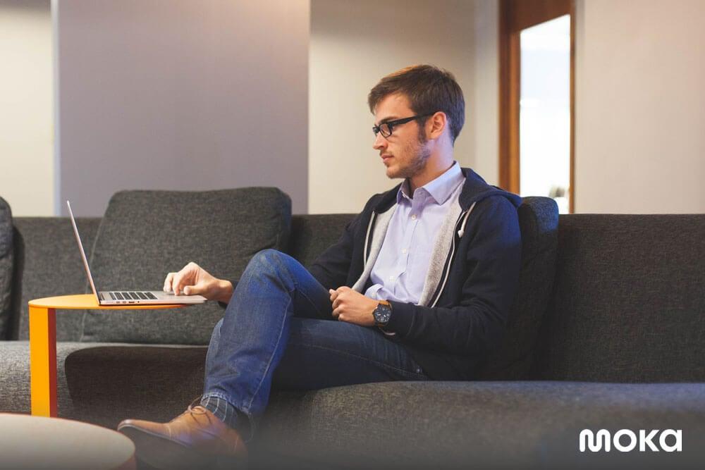 seorang pebisnis sedang bekerja - bekerja dari rumah - work from home