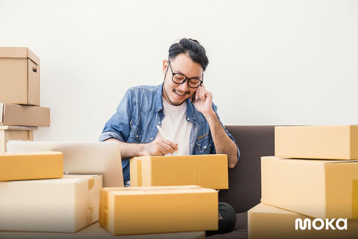 seorang pengusaha yang sedang menjalankan bisnis rumahan (2)